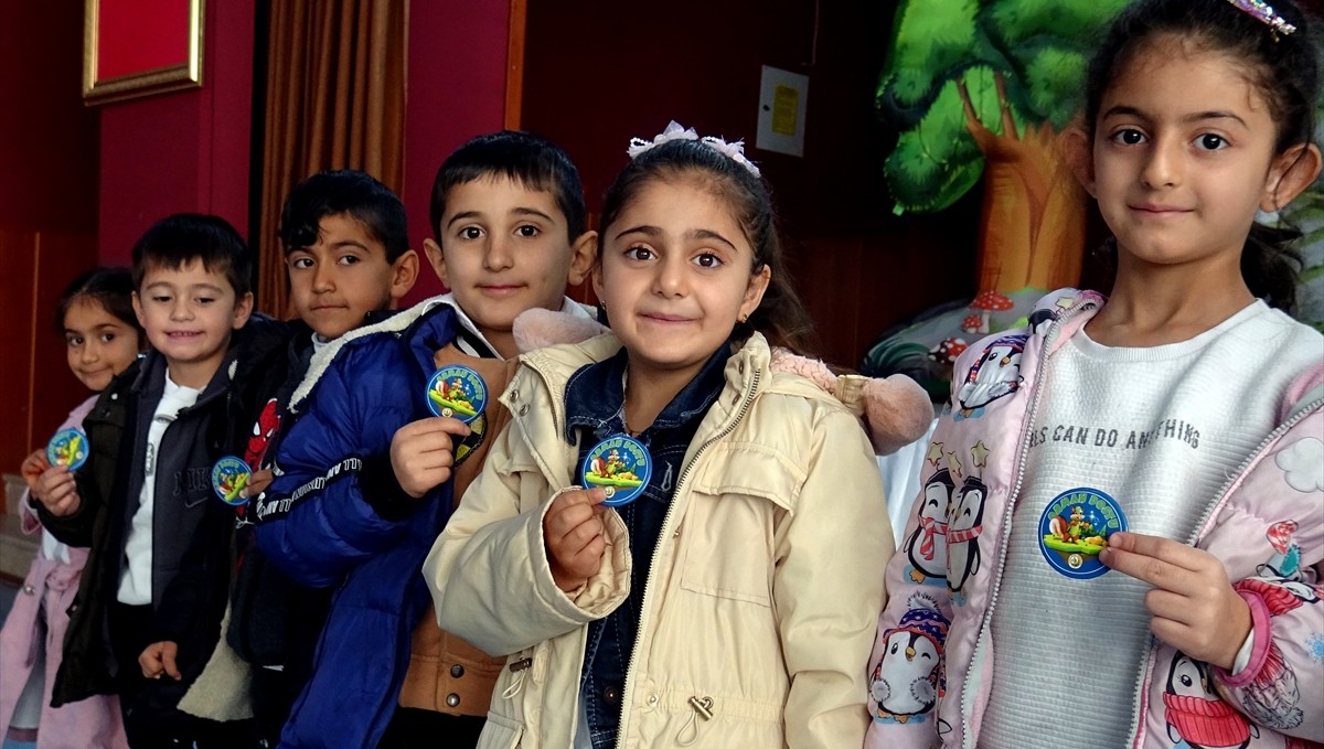 "Akıllı Tavşan Momo ve Orman Dostları" tiyatro oyunu Kars'ta çocuklarla buluştu