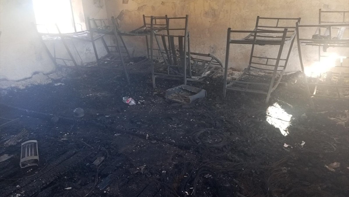 Ardahan'da kullanılmayan okul binasında çıkan yangın söndürüldü