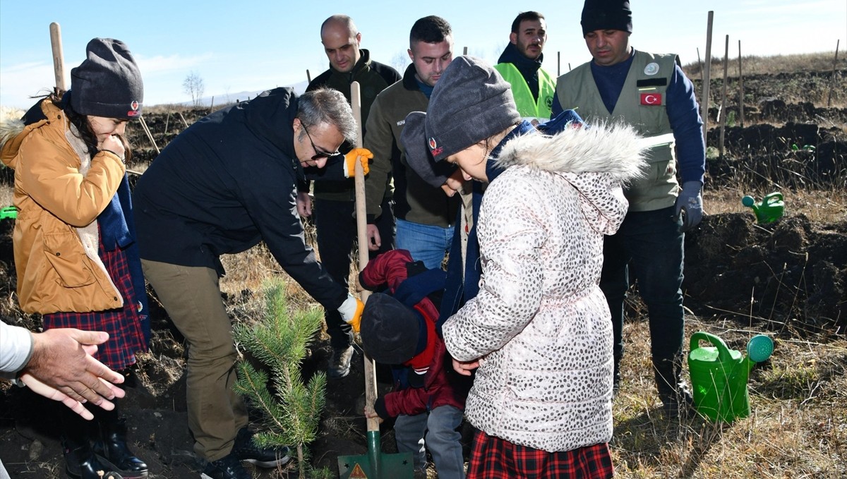 Ardahan'da öğrenciler "Yeşil vatan" için fidanları toprakla buluşturdu