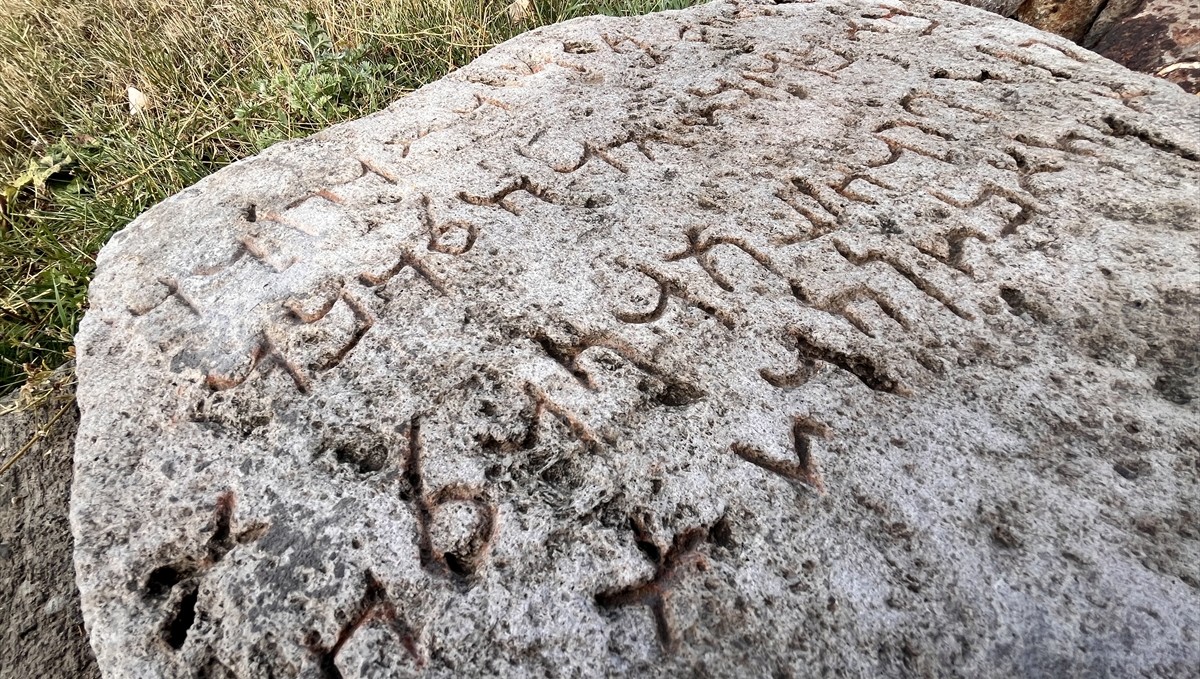 Ardahan kırsalında bulunan Aramice yazıt Kars Müzesi