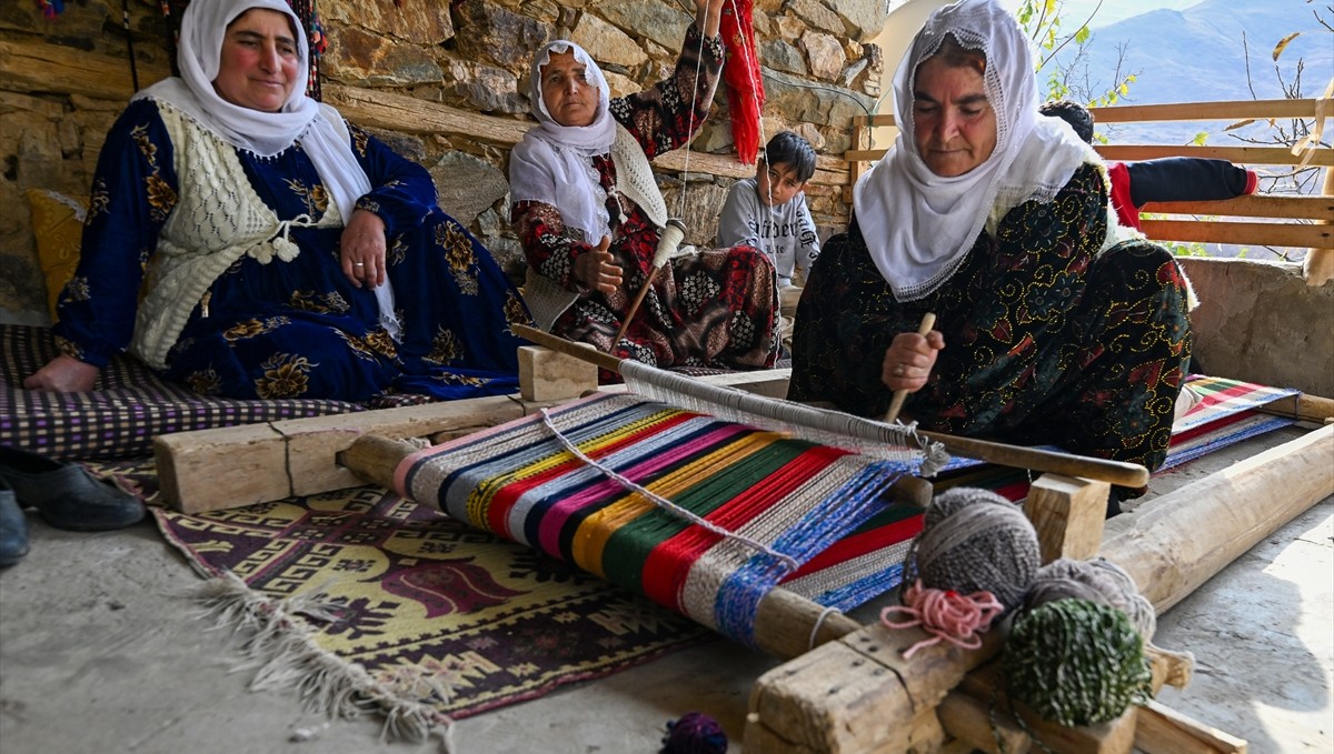 Bahçesaraylı kadınlar ahşap tezgahlarında dokuma kültürünü yaşatıyor