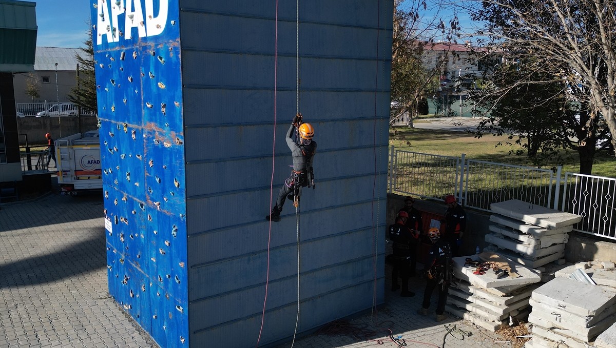 Depremlerde hayat kurtaran AFAD görevlileri, kendileri gibi ekipler yetiştiriyor