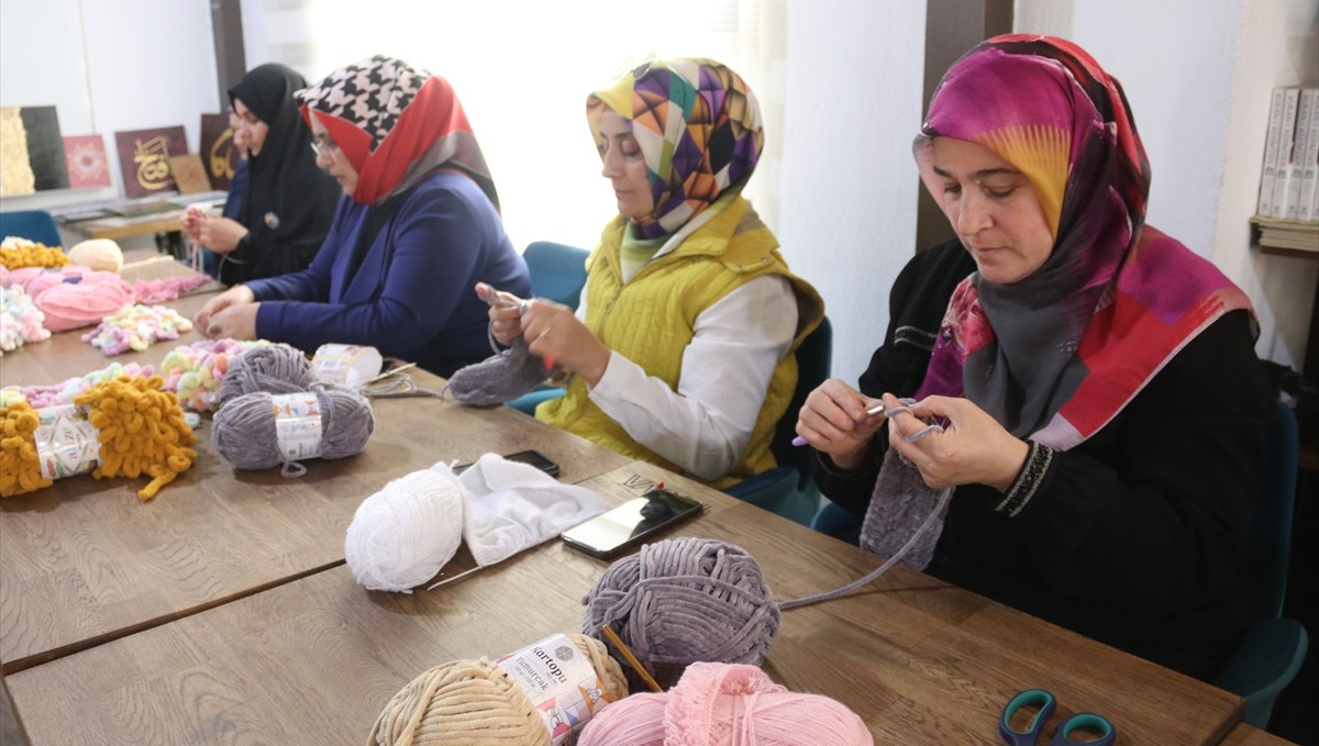 Depremzede kadınlar köy okulundaki öğrencilere atkı örerek terapi oluyor