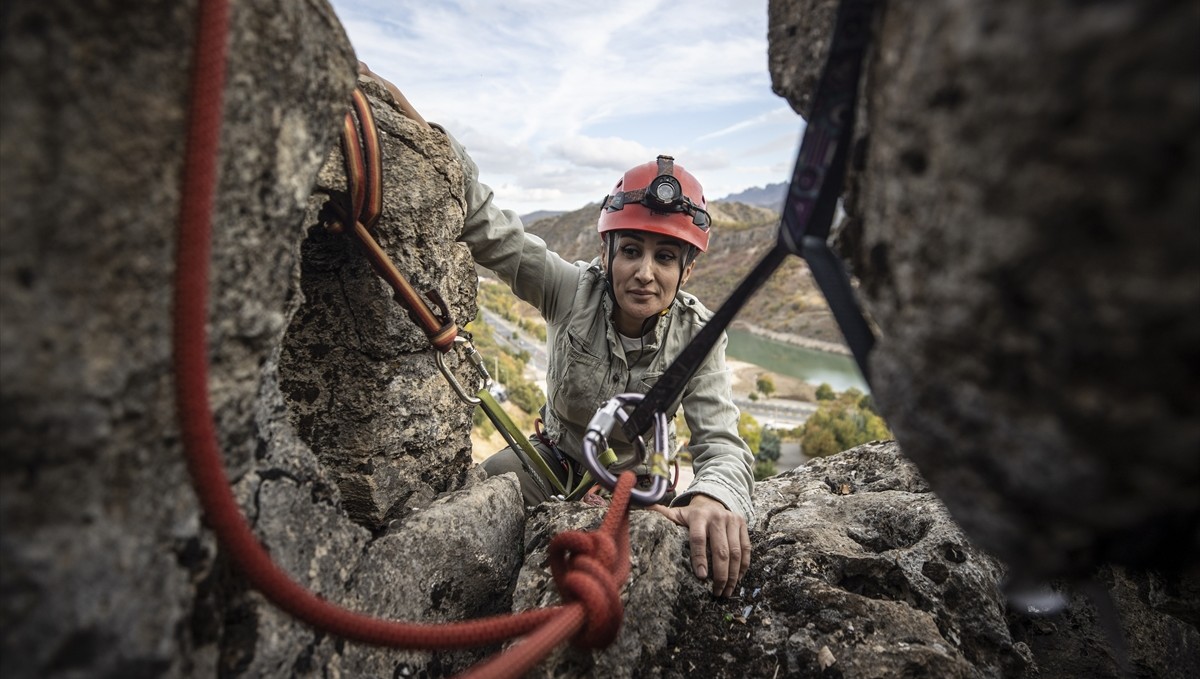 Doğaseverler zirvelere güvenli tırmanış için zorlu dağcılık eğitimlerinden geçiyor