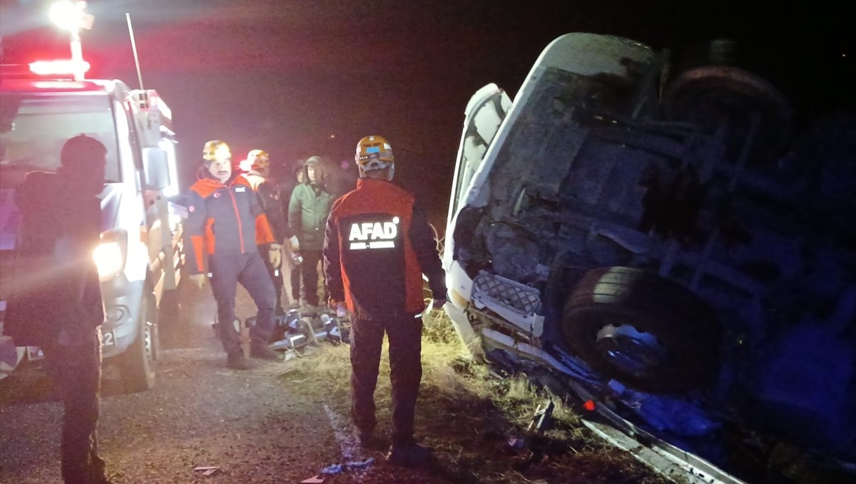 Elazığ'da devrilen kamyonun sürücüsü yaralandı