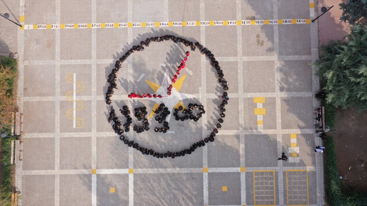 Elazığ'da ilkokul öğrencilerinden "10 Kasım" koreografisi