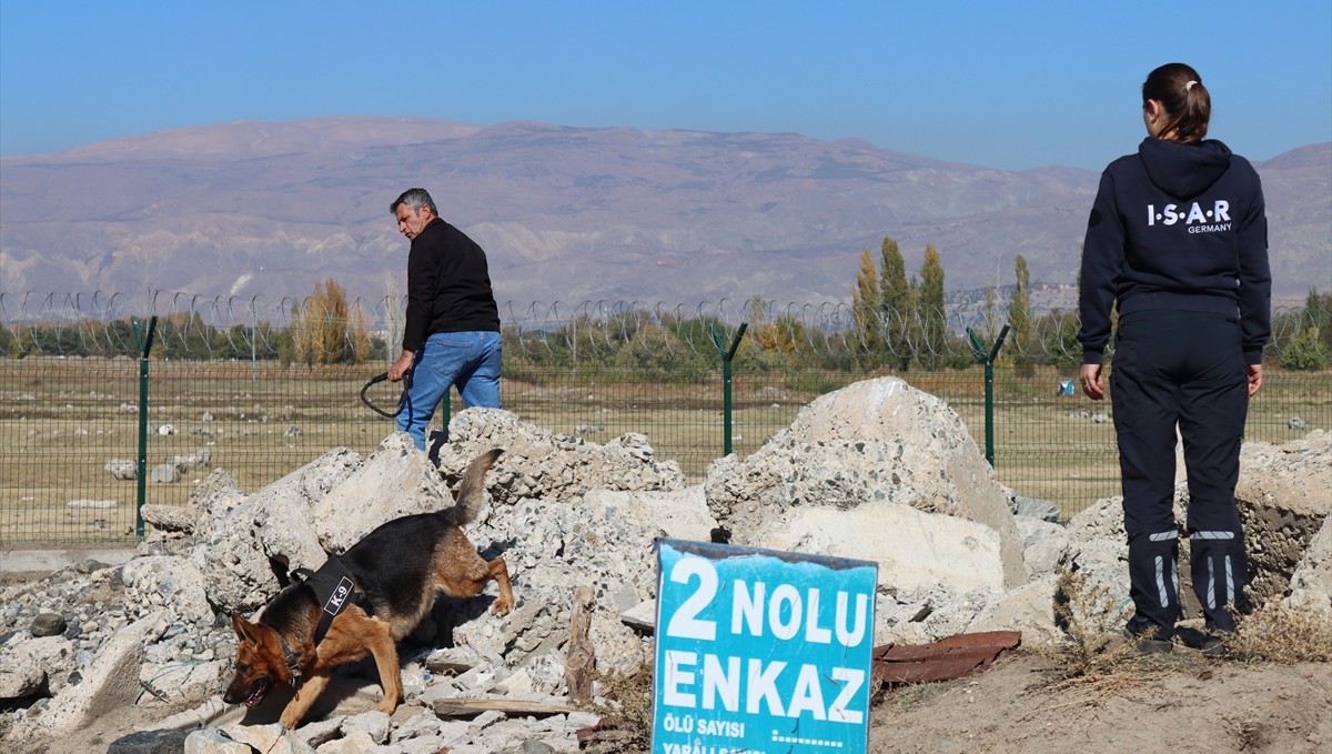 Erzincan'da sahipli köpeklere arama kurtarma eğitimi veriliyor