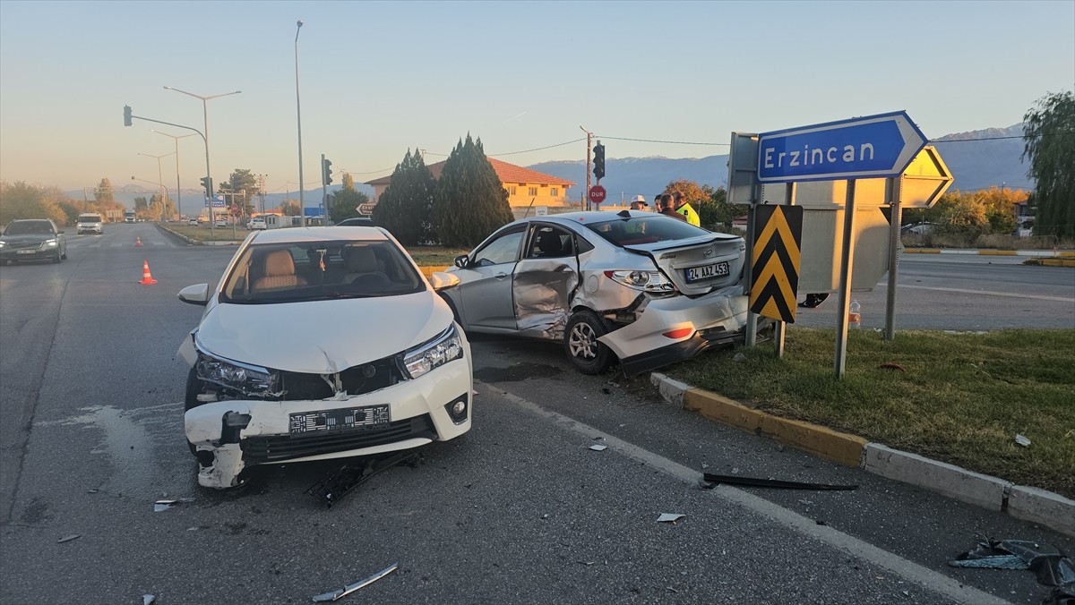 Erzincan'da iki otomobilin çarpışması sonucu 5 kişi yaralandı