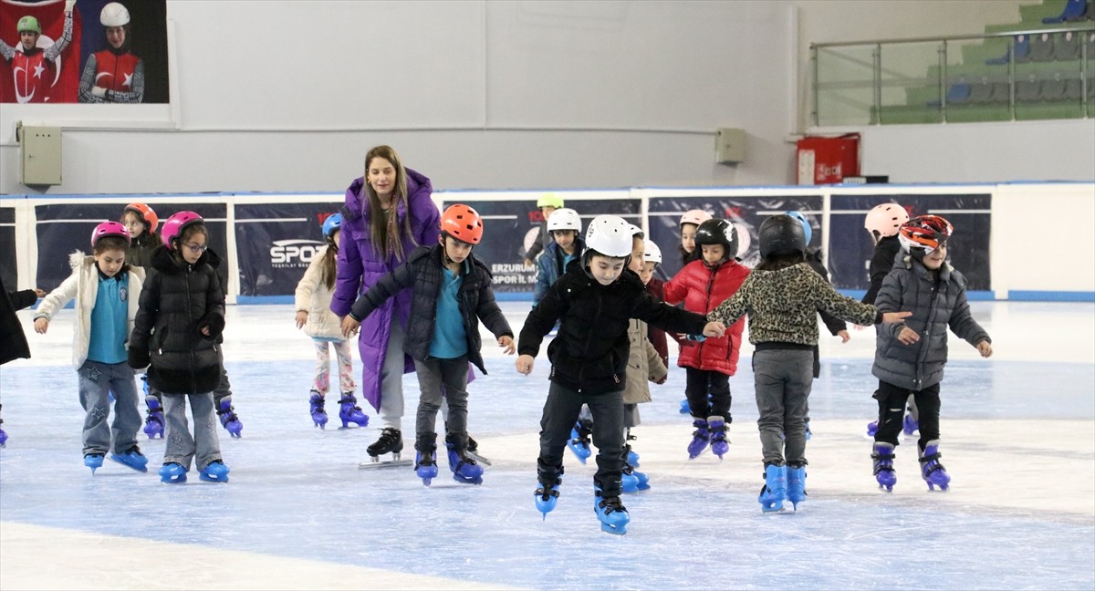 Erzurum'da ilkokul öğrencileri, buz üzerinde yeteneklerini keşfediyor