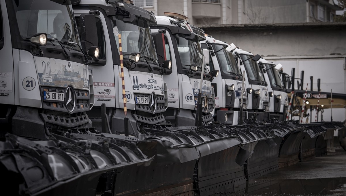 Erzurum'da karla mücadele edecek belediye ekipleri kışa hazır