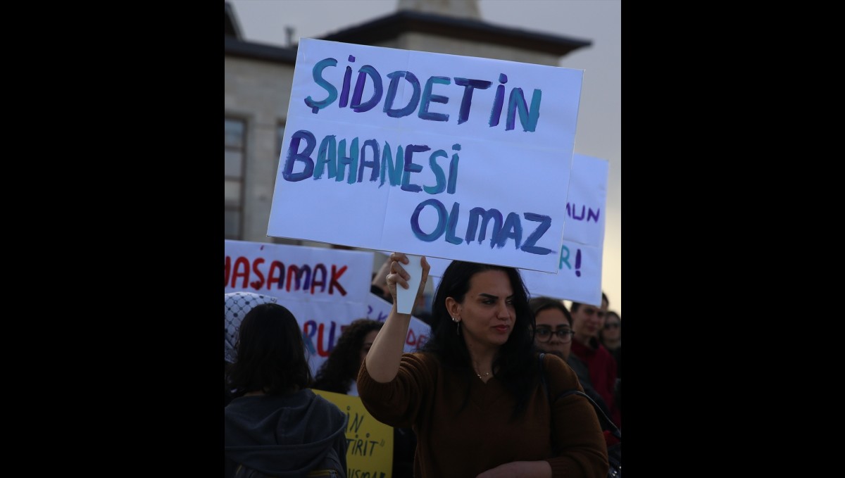 Erzurum'da öldürülen Nermin Tirit'in çalıştığı üniversitede yürüyüş düzenlendi
