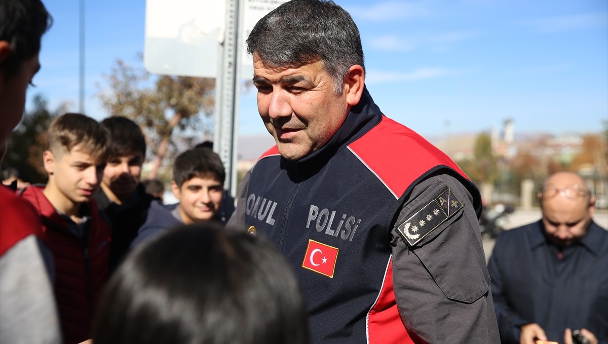 Erzurum Emniyet Müdürü Karaburun, öğretmenlere okul çevresindeki tedbirleri anlattı