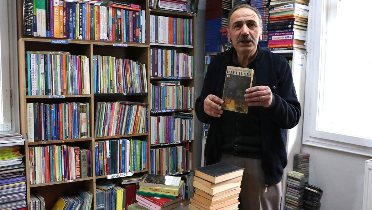 Erzurumlu sahaf 30 yıldır kitaplarla dolu bir hayat yaşıyor