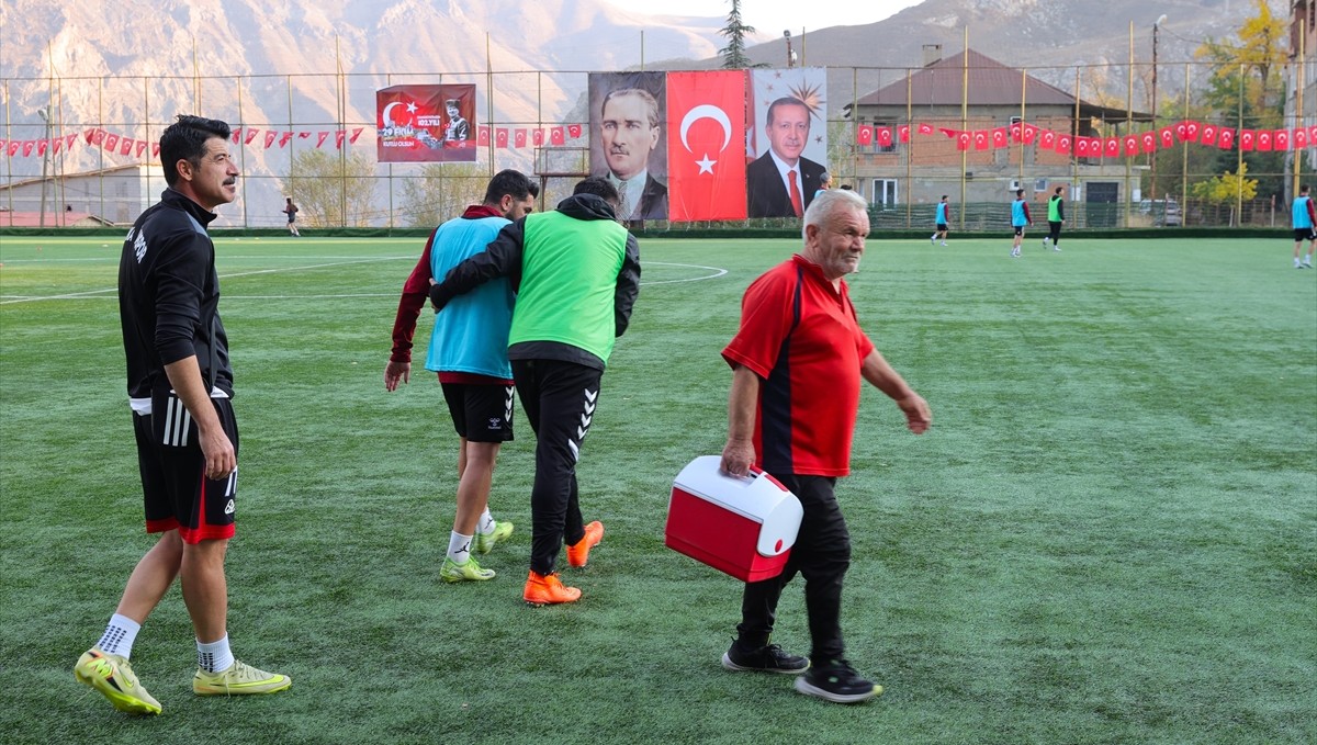 Futbolcuların "Mehmet dayı"sı 55 yıldır maçlarda sporcuların sağlığı için ter döküyor