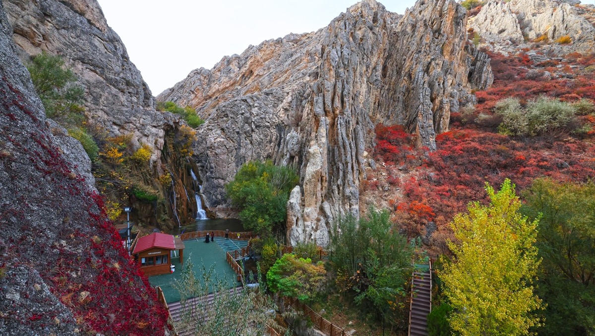 Günpınar Şelalesi sonbahar renklerine büründü