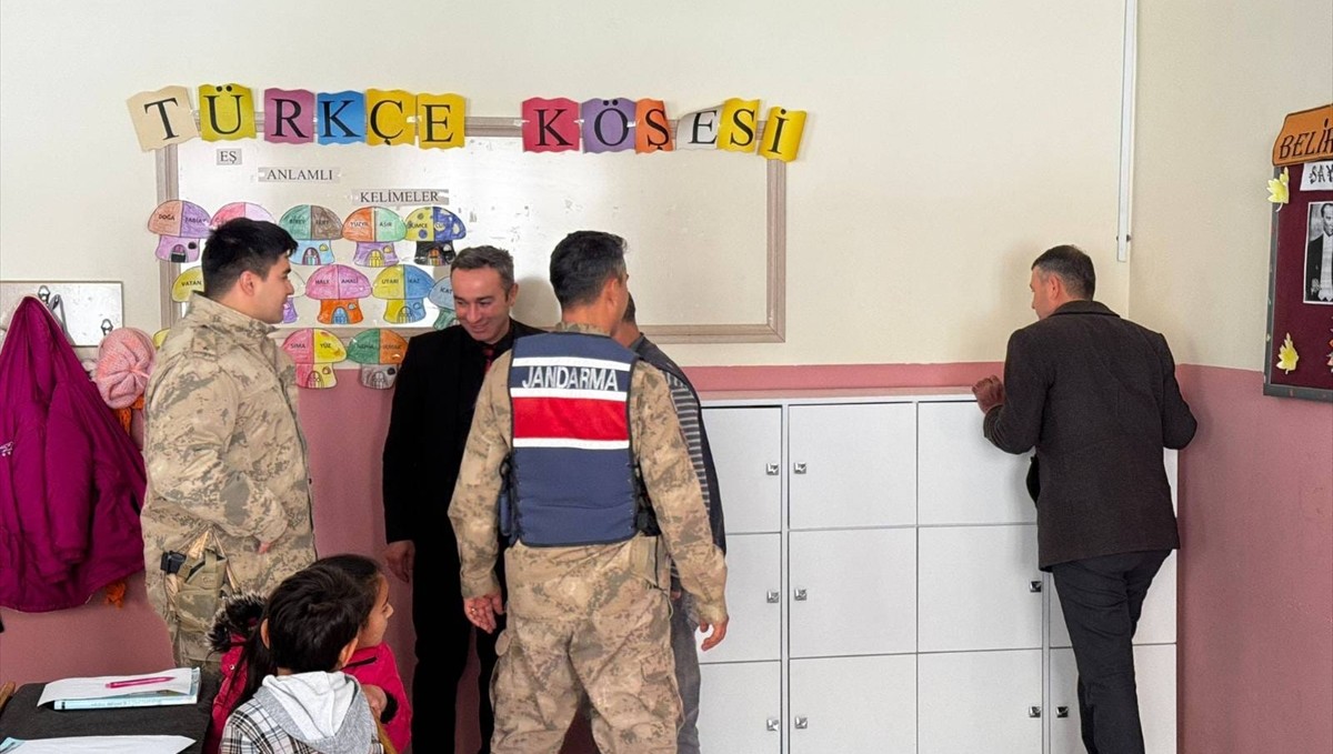 Hakkari'de köy okuluna dolap desteği