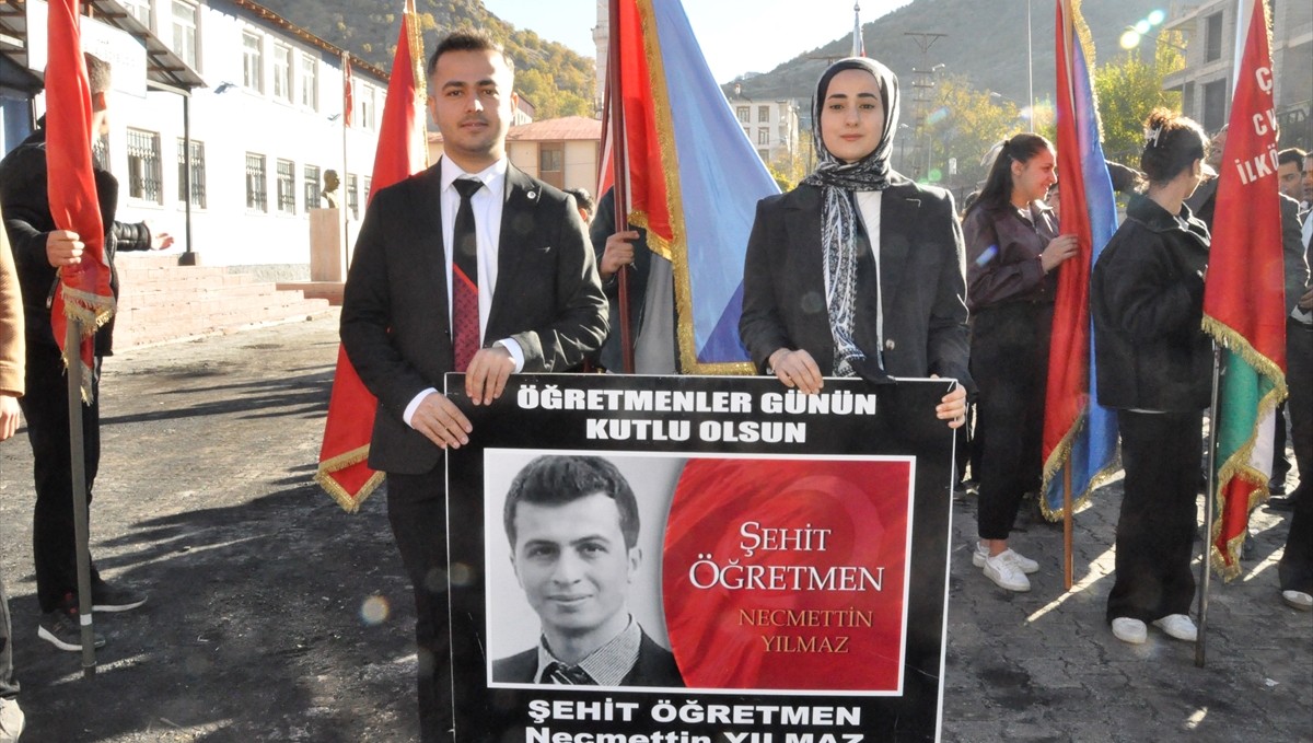 Hakkari'de öğretmenler, şehit meslektaşları için yürüdü