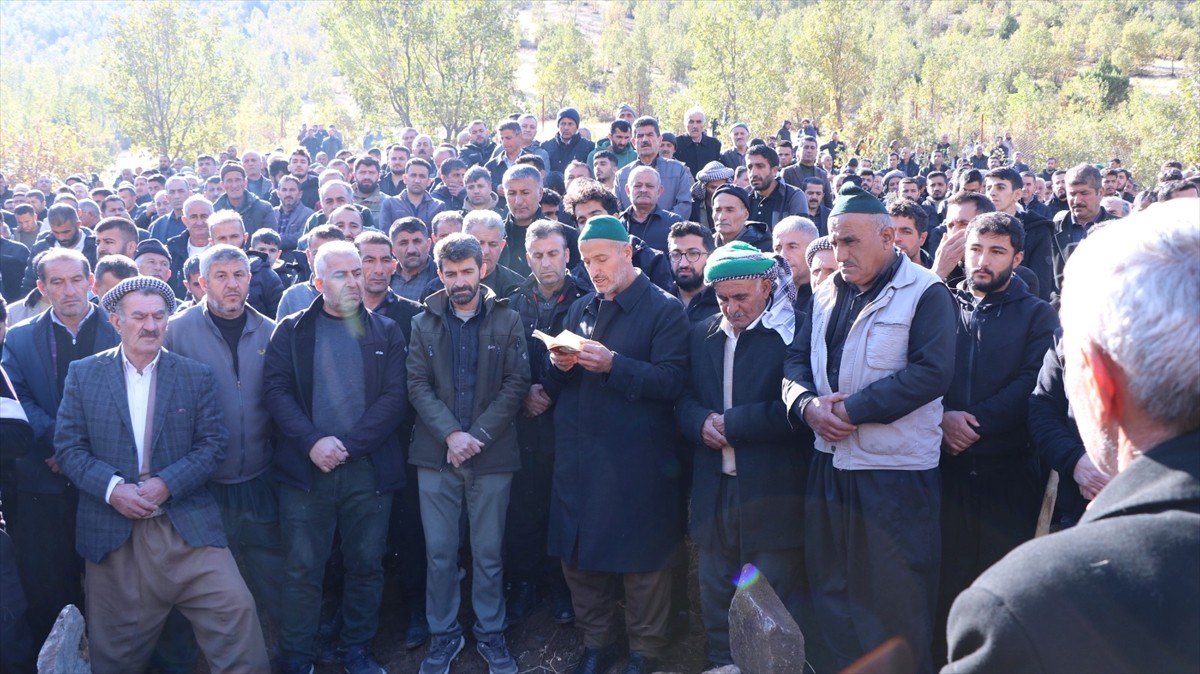 Hakkari'de Zap Suyu'na düşen pikapta hayatını kaybeden 2 kişinin cenazesi defnedildi