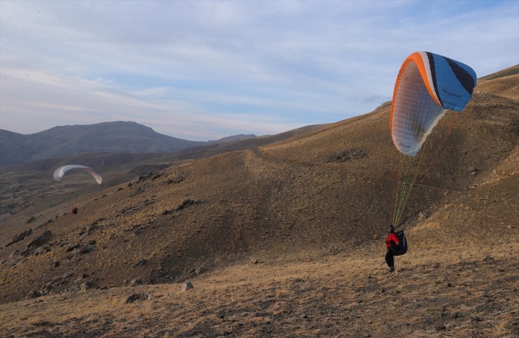 yamaç renkleniyor Hakkari semaları paraşütüyle 15