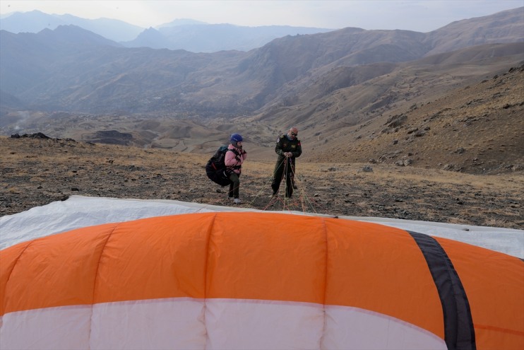 yamaç paraşütüyle semaları renkleniyor Hakkari 16