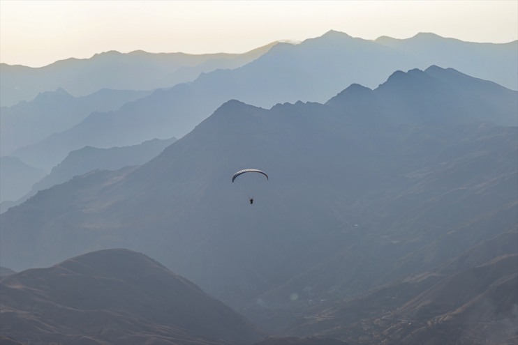 paraşütüyle renkleniyor semaları yamaç Hakkari 9
