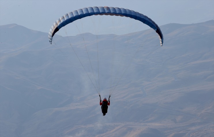 Hakkari paraşütüyle semaları yamaç renkleniyor 10