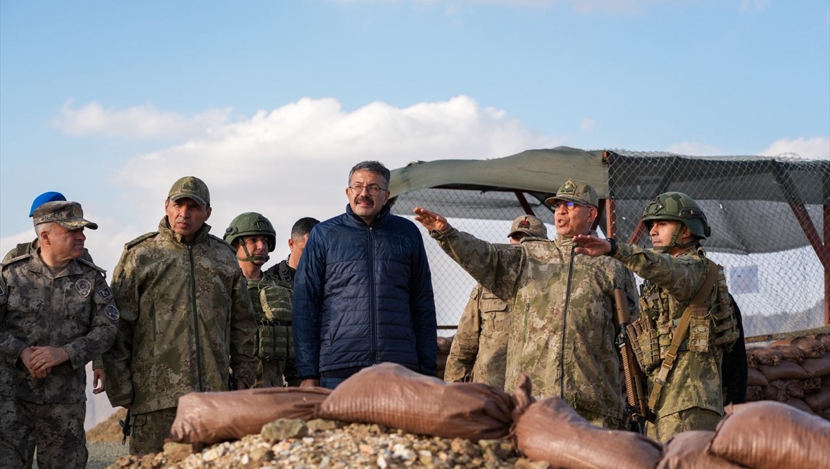 Hakkari Valisi Çelik ve 2. Ordu Komutanı Korgeneral Topaloğlu, sınırdaki üs bölgelerini ziyaret etti