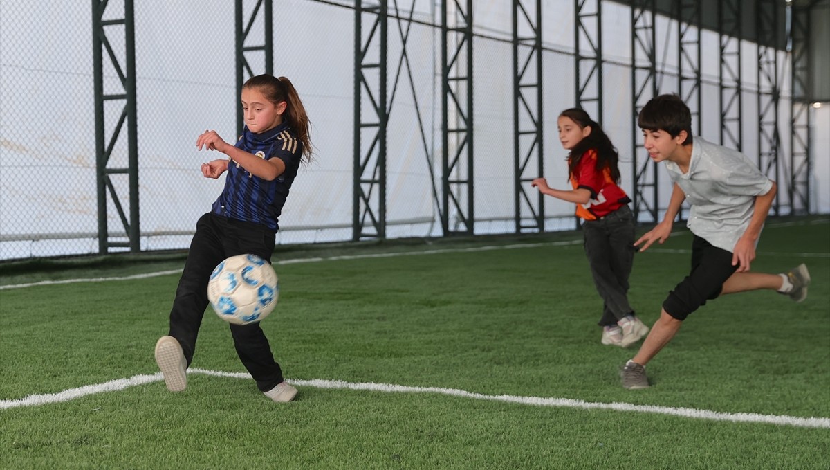Hakkarili sarı fırtına lakaplı Gül Yıldız istedi, mezraya halı saha yapıldı