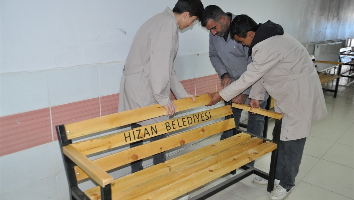 Hizan'da öğrenciler oturma bankları üretti