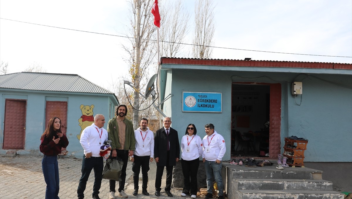 Iğdır'da 500 öğrenciye yardımseverlerden bot ve mont desteği