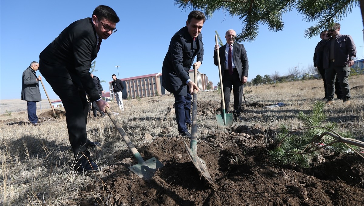 Karabağ Zaferi'nin 5. yıl dönümü dolayısıyla Kars'ta 44 fidan toprakla buluşturuldu