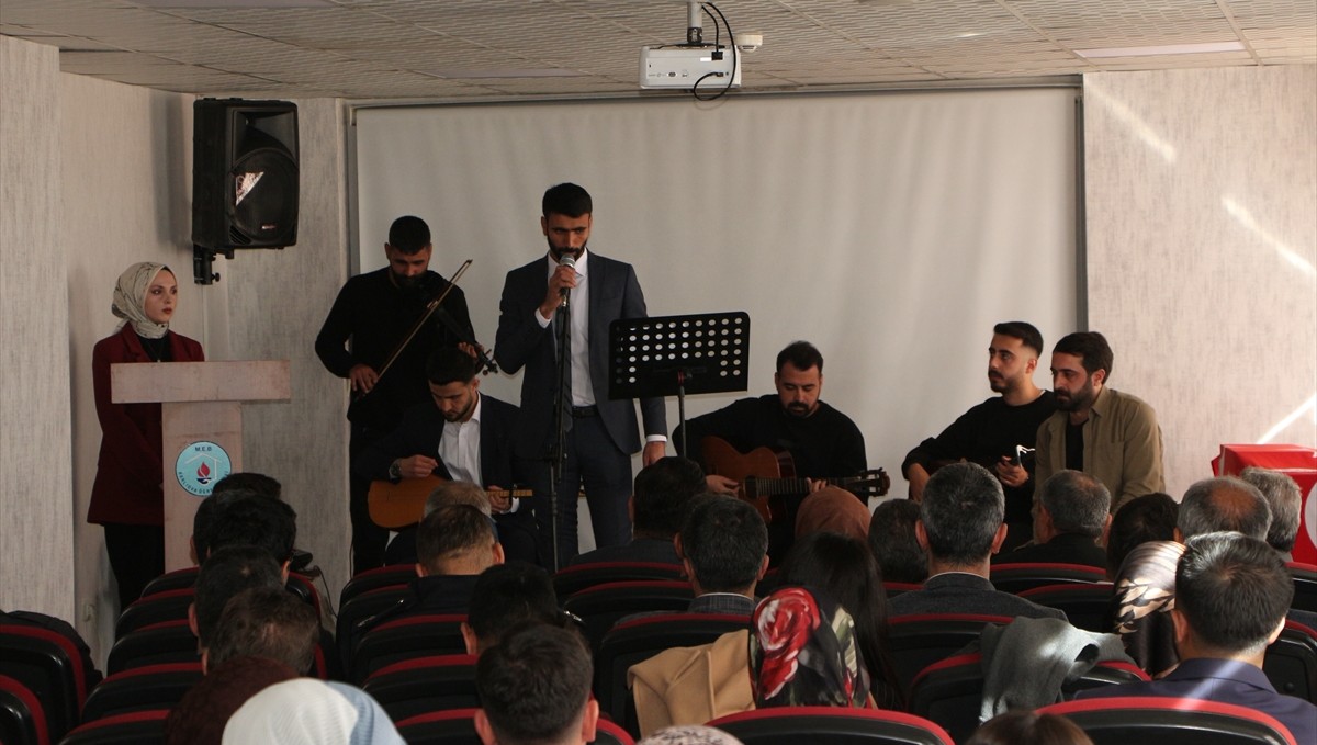 Karlıova'da "Öğretmenler Günü" kutlandı