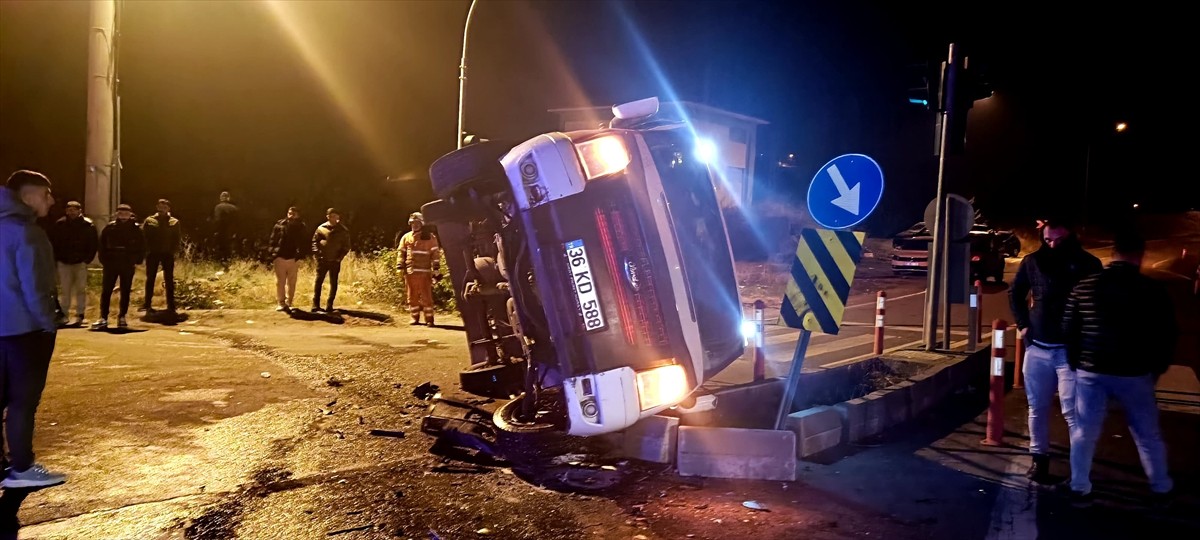 Kars'ta kamyonet ile pikabın çarpıştığı kazada 3 kişi yaralandı