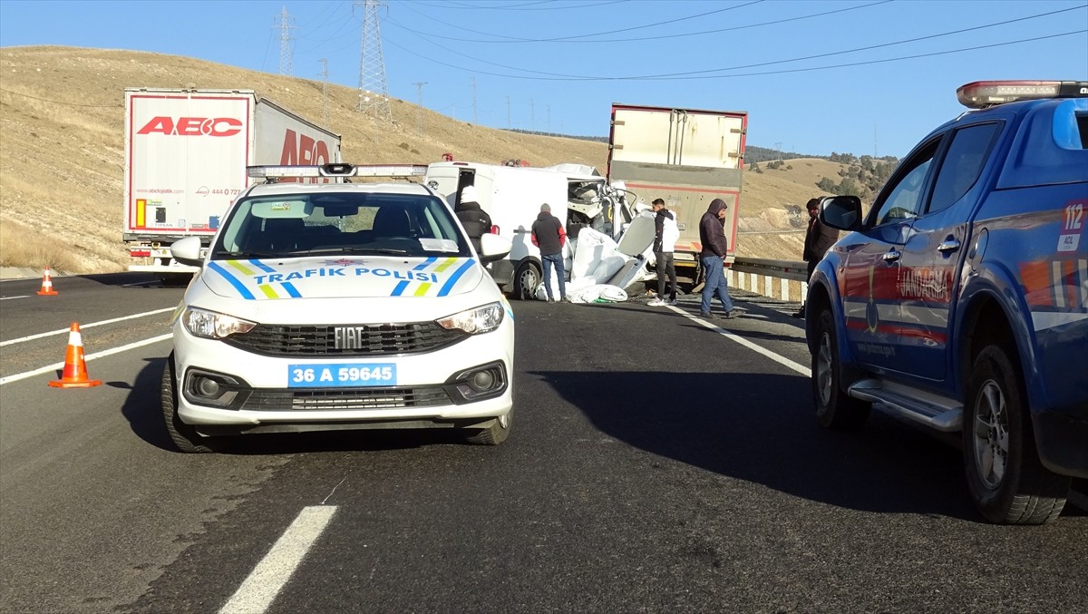 Kars'ta kamyonete çarpan panelvan araçtaki 2 kişi ağır yaralandı