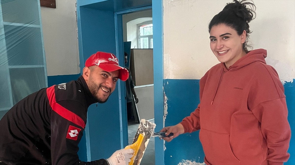 Kars'ta üniversite öğrencileri sosyal sorumluluk projesi kapsamında bir okulu yeniledi