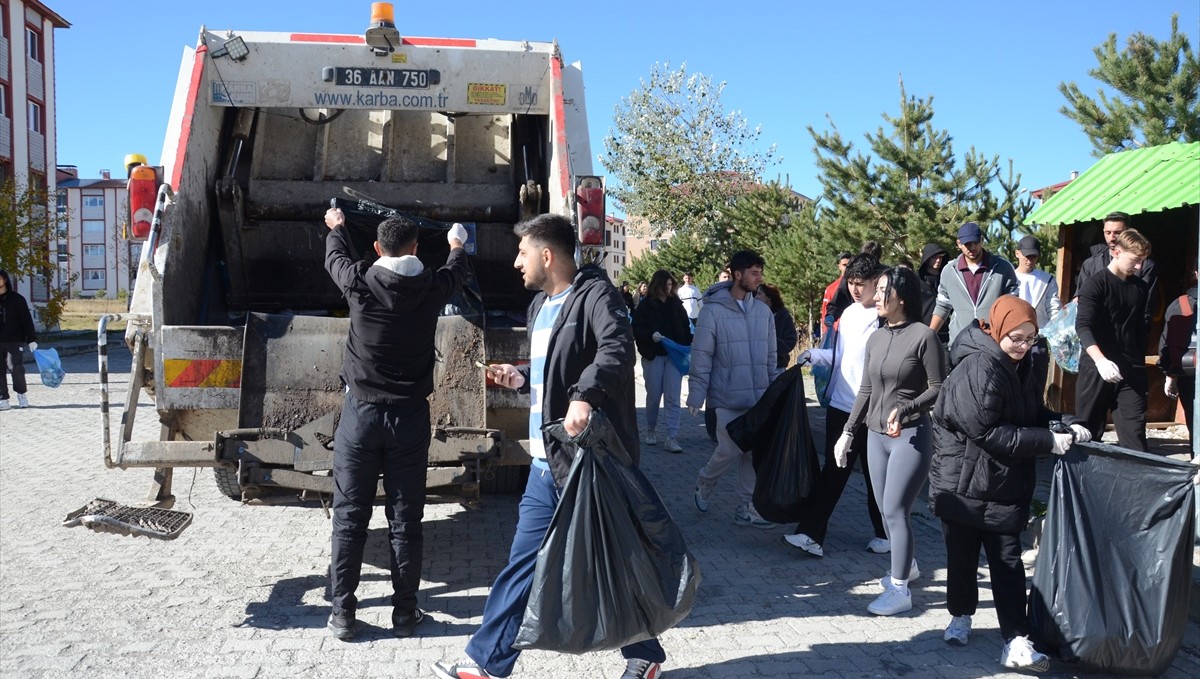 Kars’ta “Temiz çevre sağlıklı nesil” projesiyle öğrenciler çöp topladı