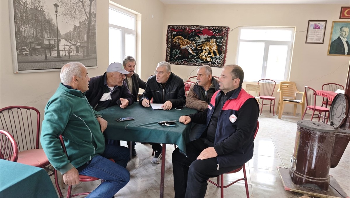 Keban'da çiftçilerle buluşan ekipler tarımsal bilgilendirme yapıyor