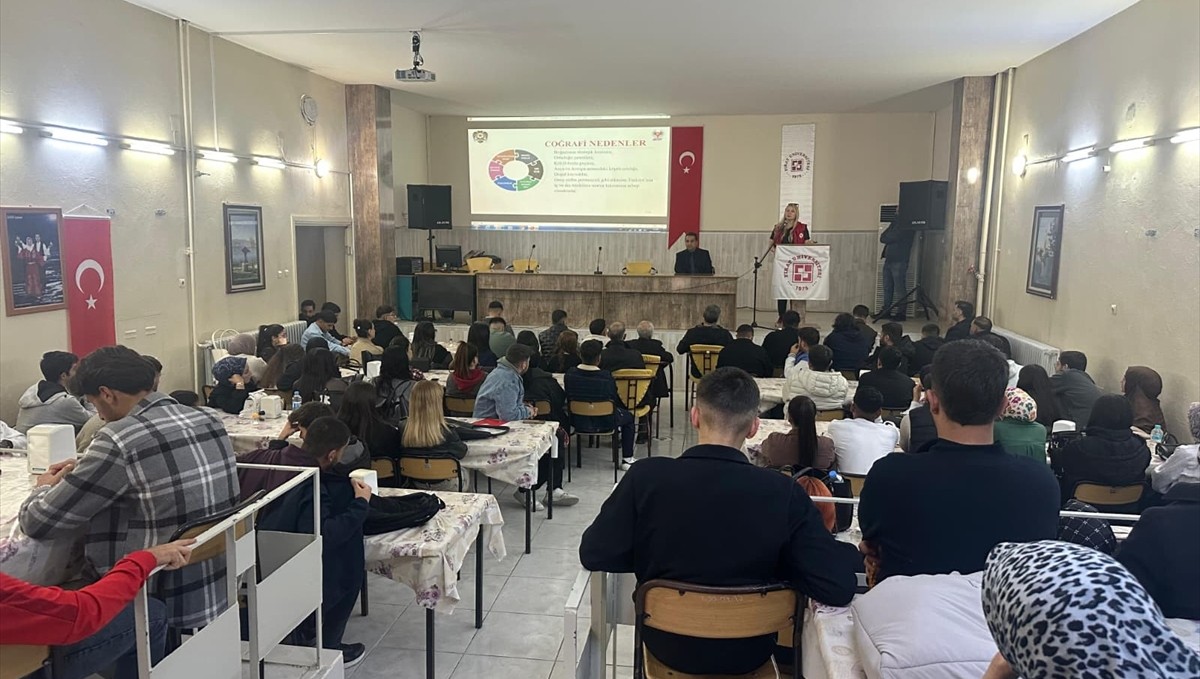 Keban'da öğrenciler "Gençlik ve Güvenli Gelecek Projesi" kapsamında bilgilendirildi