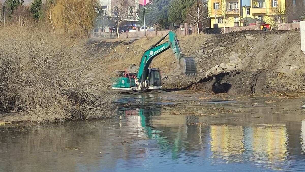 Kura Nehri yatağında temizlik çalışması yapıldı