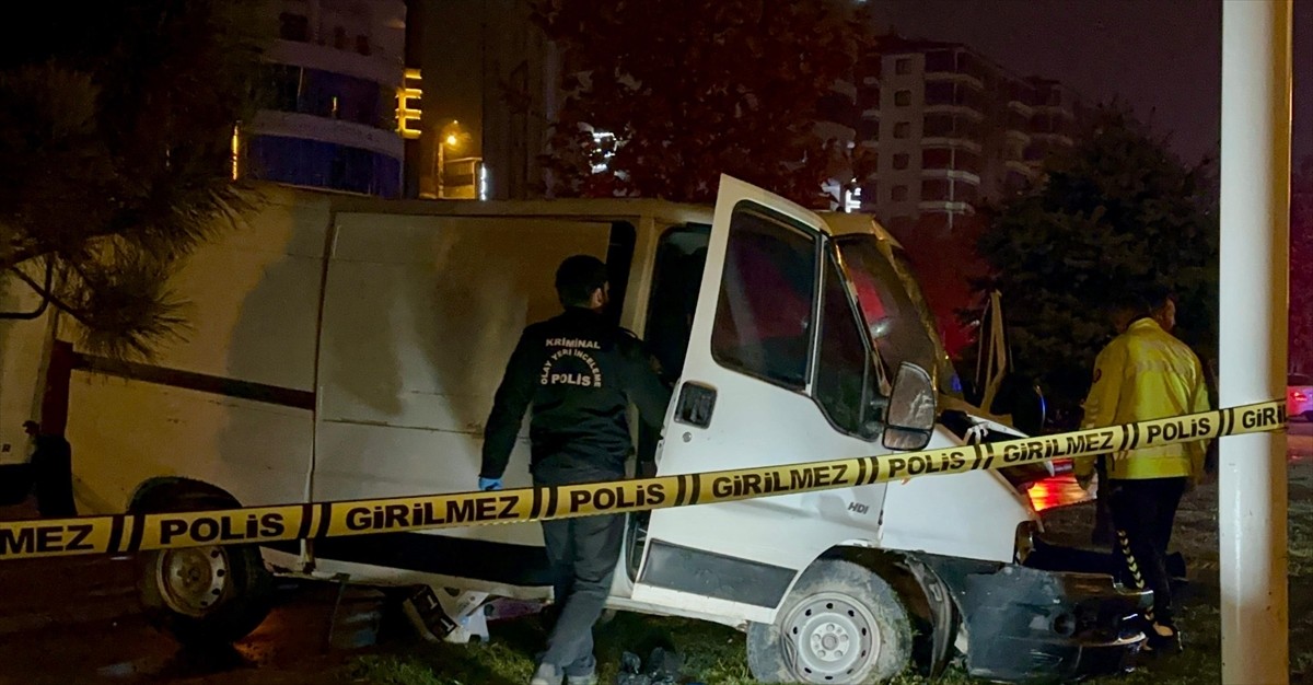 Malatya'da trambüs direğine çarpan minibüsün sürücüsü öldü