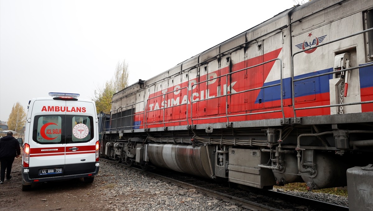 Malatya'da trenin çarptığı kişi yaralandı