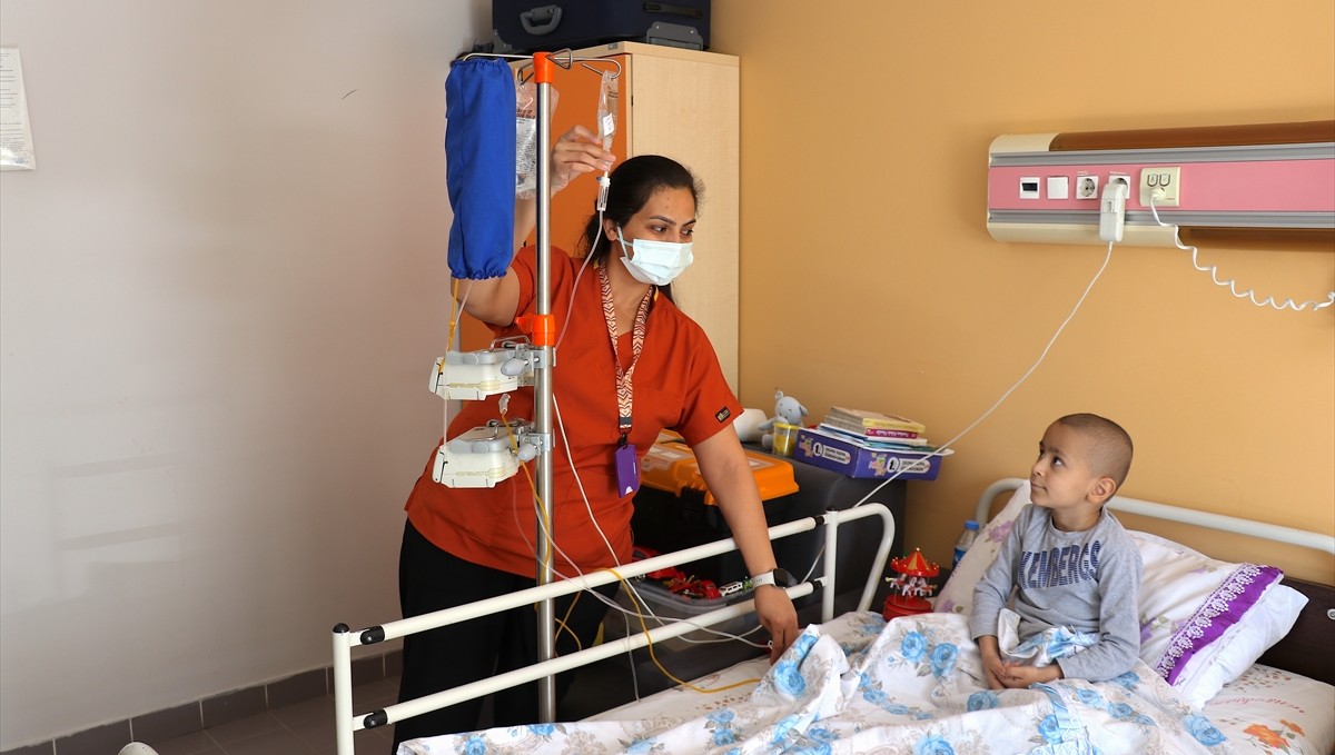 Minik Muhammed, lösemiyle mücadele ederken öğretmenlerinin desteğiyle derslerinden geri kalmıyor