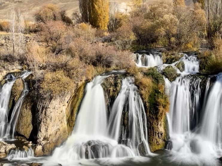 Muradiye Şelalesi sonbaharın renklerine büründü
