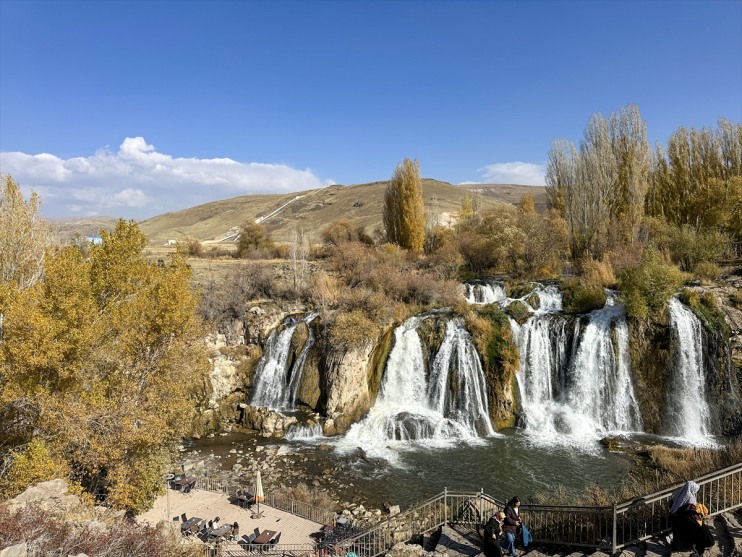 renklerine sonbaharın büründü Şelalesi Muradiye 2