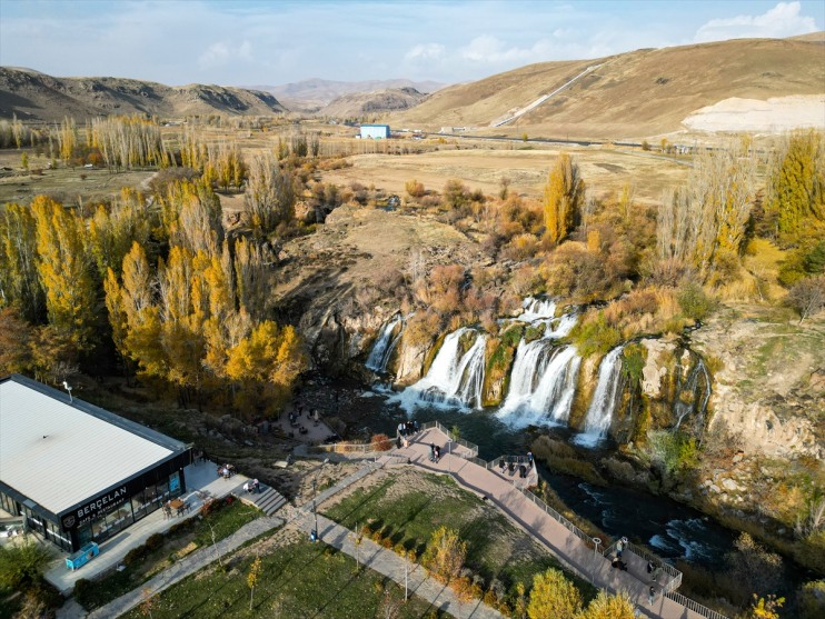 Şelalesi büründü Muradiye renklerine sonbaharın 7