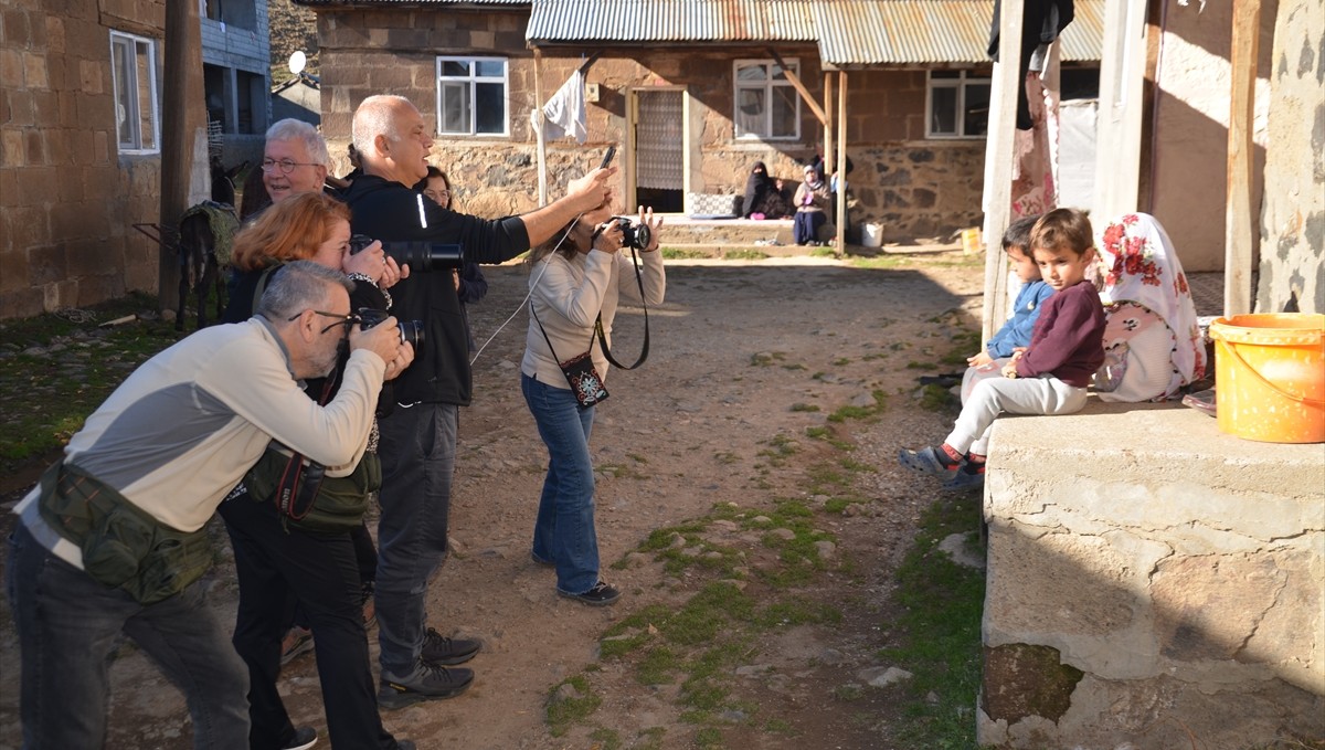 Muş'a gelen fotoğraf tutkunları kentin güzelliklerini görüntüledi