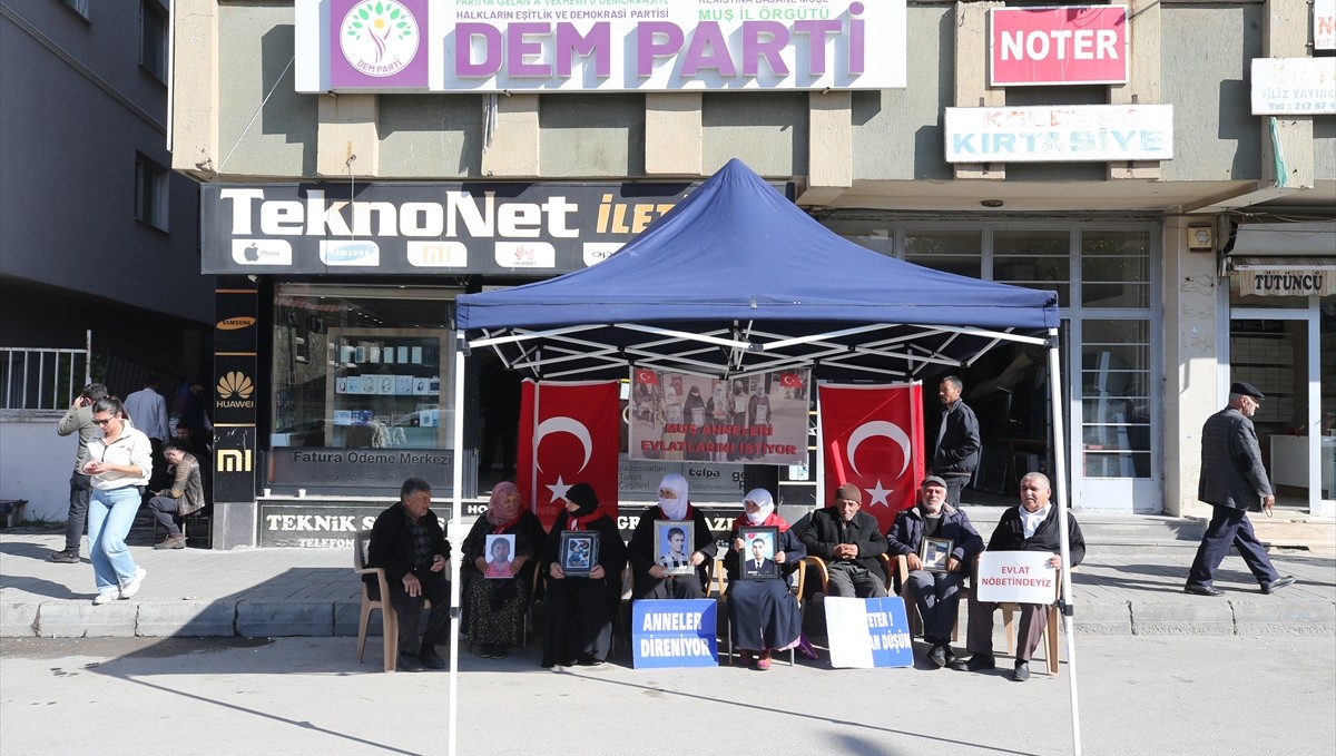 Muş'ta evlatlarına kavuşmak isteyen aileler, DEM Parti önündeki eylemlerini sürdürdü