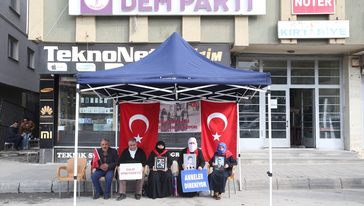 Muş'ta evlatlarına kavuşmak isteyen aileler, DEM Parti önündeki eylemlerini sürdürdü