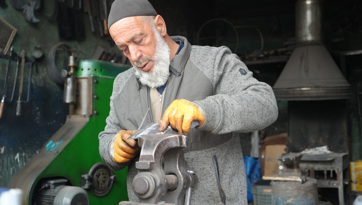 Muş'ta Halit usta yarım asırdır ateş başında demir dövüyor