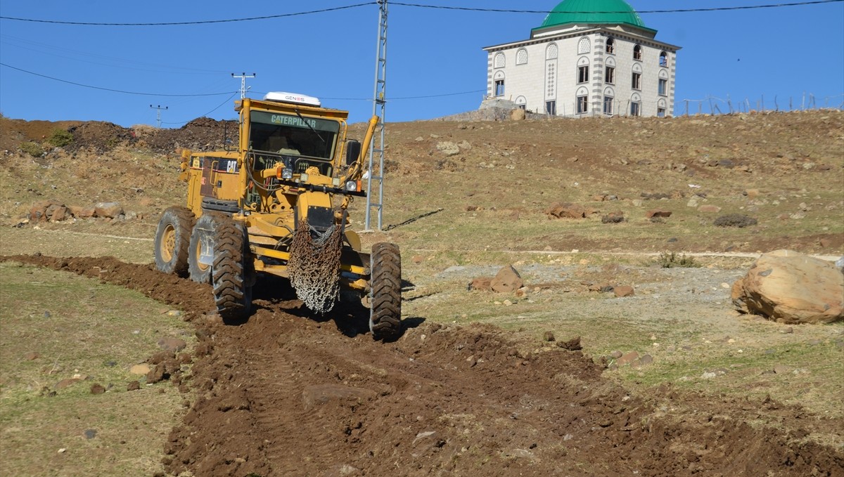 Muş'ta kış öncesi yol bakım ve onarım çalışması başlatıldı